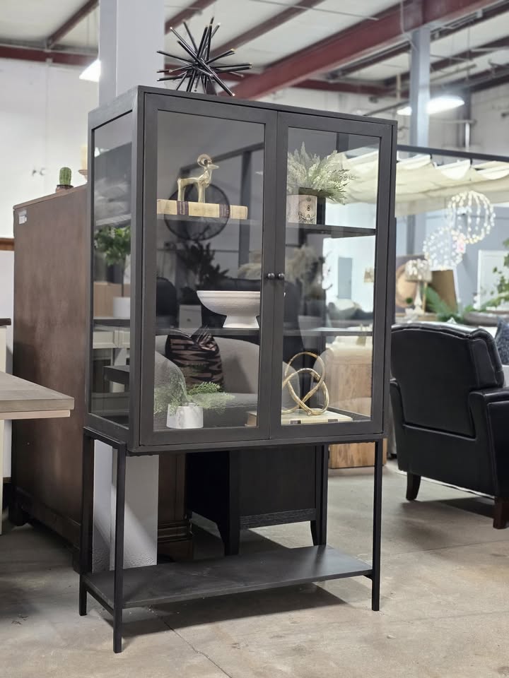 Mercana Arelius Display Cabinet - Image 3