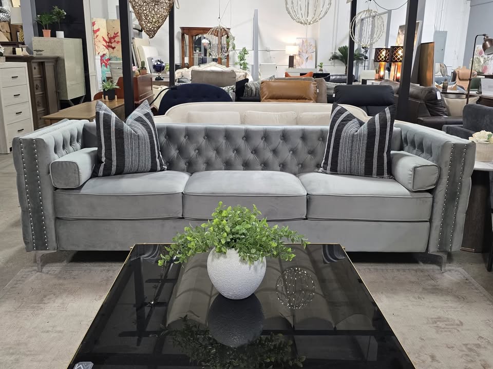 104" Grey Tufted Velvet Sofa - Image 4